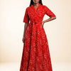 Robe africaine portefeuille longue en coton rouge, motif bogolan blanc aux symboles géométriques