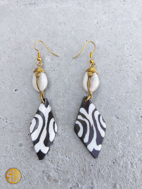 Boucles d’oreilles africaines avec cauri et pendentif ethnique