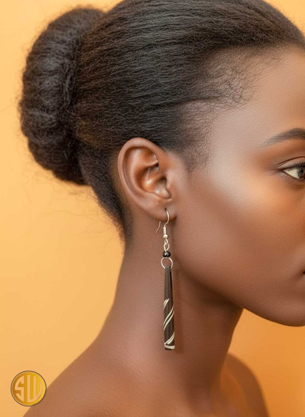 Boucles d’oreilles longues en os sculpté marron – Artisanat Maasai