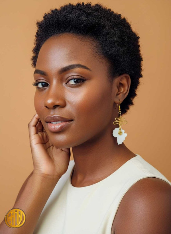 Boucles d’Oreilles Pendantes en Corne Blanche – Artisanat du Kenya