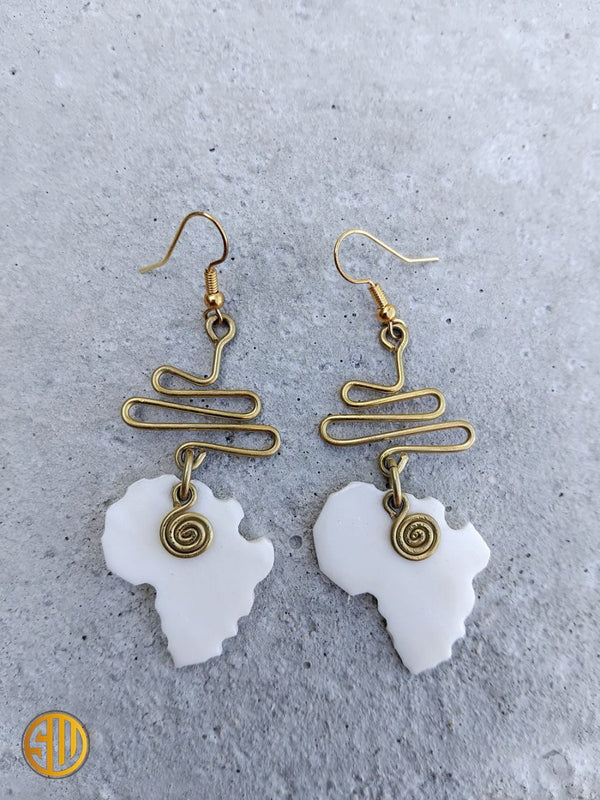 Boucles d’Oreilles Pendantes en Corne Blanche – Artisanat du Kenya