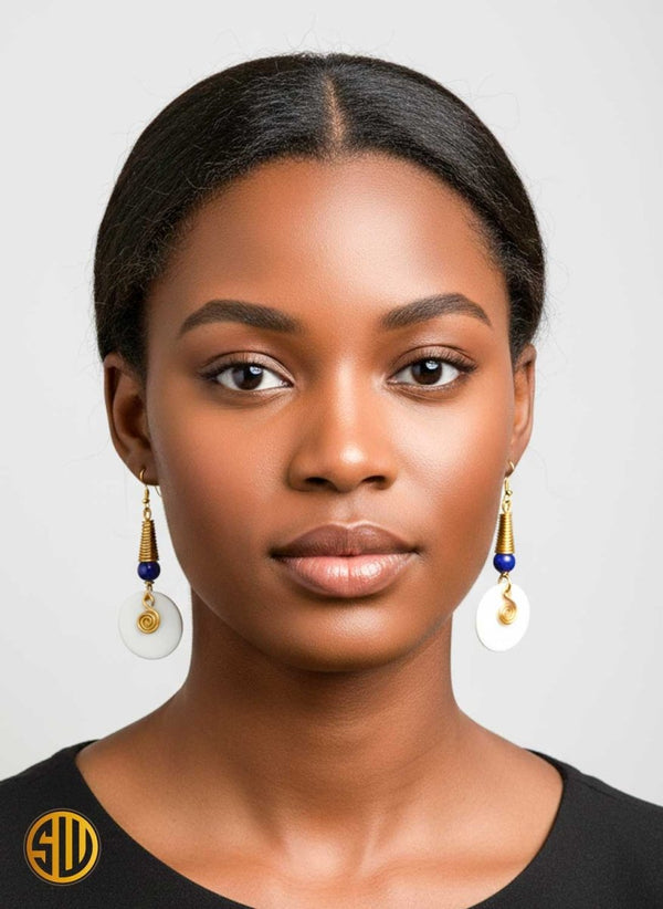 Boucles d’Oreilles Pendantes en Corne Blanche, Perle Bleue et Laiton – Artisanat du Kenya