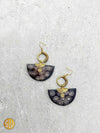 Boucles d’Oreilles Pendantes en Corne et Laiton – Élégance Artisanale du Kenya