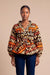 Haut wax africain Oumou portefeuille motif graphique brun et orange manches bouffantes
