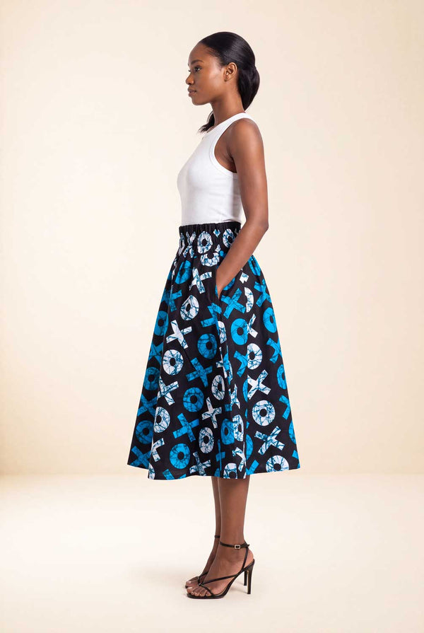 Jupe wax africaine Saida motif ronds et croix bleu blanc et noir taille haute smockée