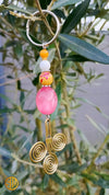 Porte - clé artisanal en perles et laiton – Pendentif spirales dorées