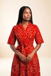 Robe africaine wax rouge bogolan, vue de trois quarts, silhouette élégante et fluide