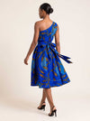 Robe Naya en wax bleu – dos avec ceinture à nouer
