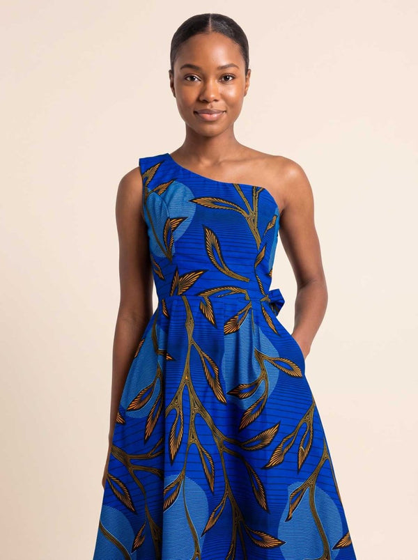 Robe Naya asymétrique en wax bleu – détail du buste