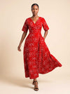 Robe Neema longue en wax rouge et blanc portée