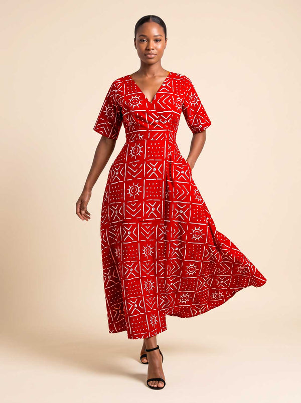 Robe Neema longue en wax rouge et blanc portée