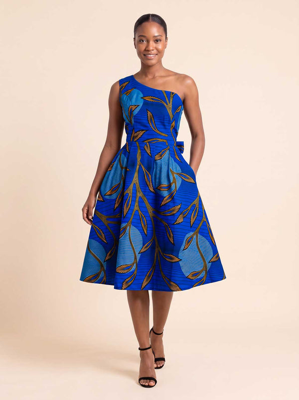 Robe Naya midi en wax bleu portée – vue entière