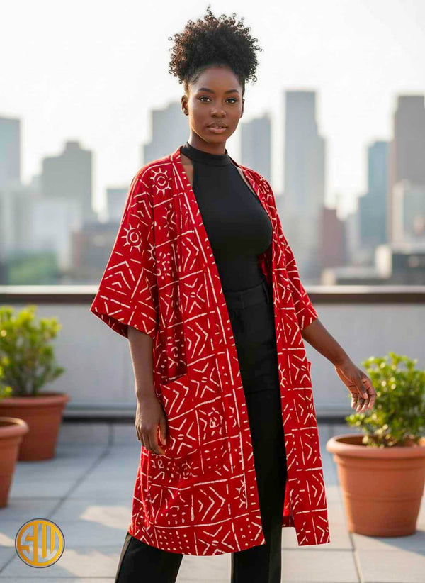 Kimono africano rojo con estampados bogolan: estilo moderno y étnico.