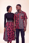 Ensemble couple wax assorti jupe africaine et chemise homme motifs géométriques rouge et noir profil