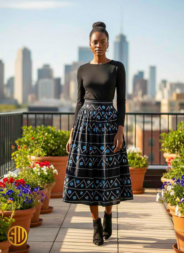 Jupe midi noire à motifs africains bleus – Élégance et modernité