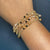 Bracelet élastique en perles Massaï porté au poignet