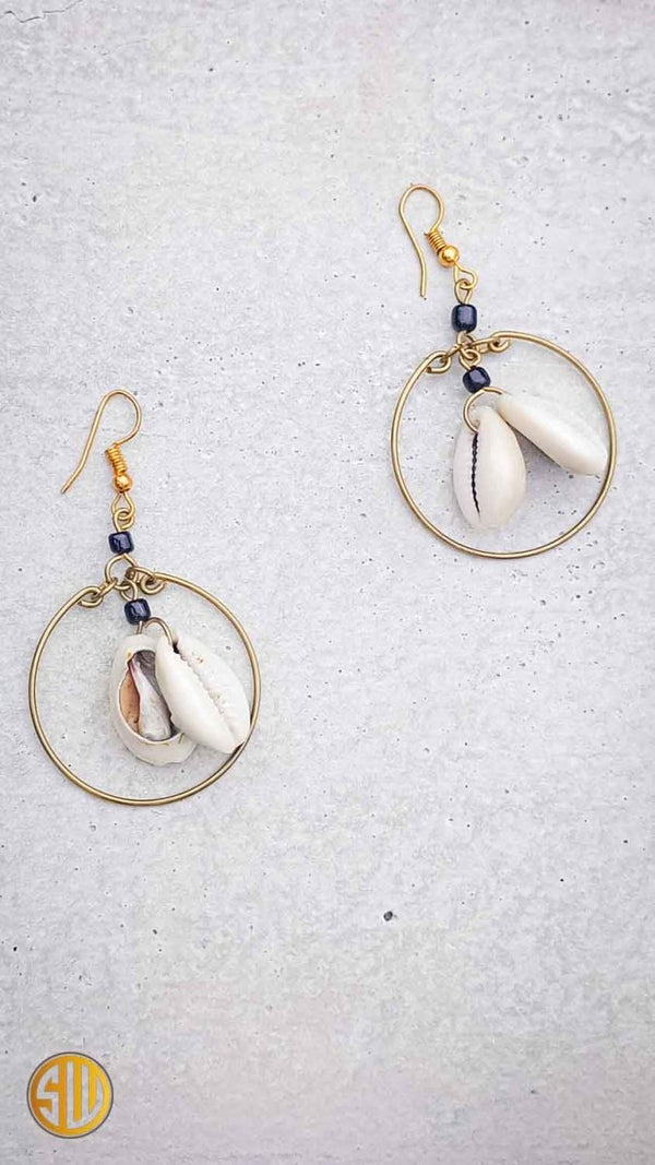 Boucles d'Oreilles Créoles en Cauris : Élégance Estivale - SublimeWax