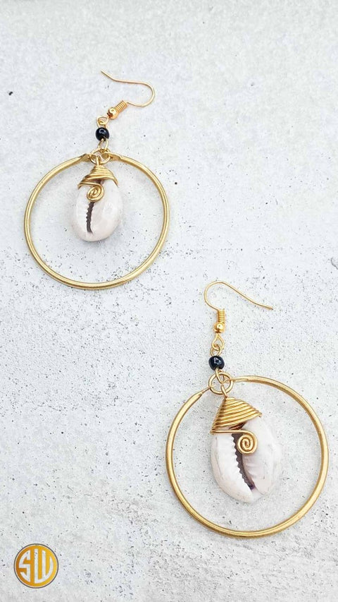 Boucles d’oreilles en laiton et cauri – Fait main au Kenya