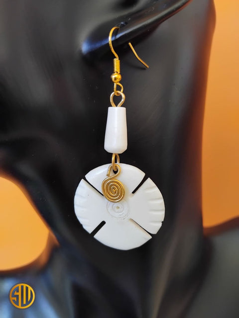 Boucles d’Oreilles Pendantes en Corne Blanche – Fait Main au Kenya