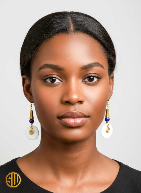 Boucles d’Oreilles Pendantes en Corne Blanche, Perle Bleue et Laiton – Artisanat du Kenya