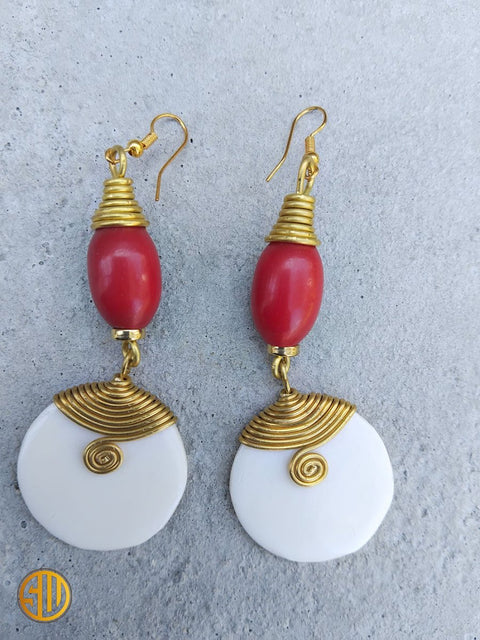 Boucles d’Oreilles Pendantes en Corne Blanche, Perle Rouge et Laiton – Artisanat du Kenya