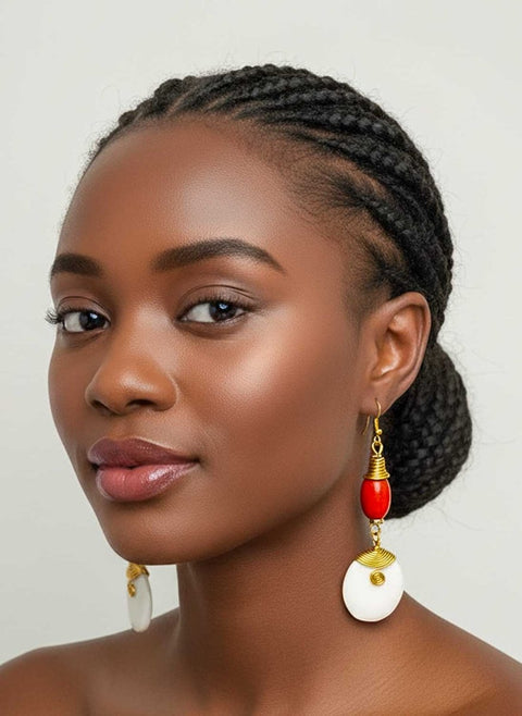Boucles d’Oreilles Pendantes en Corne Blanche, Perle Rouge et Laiton – Artisanat du Kenya