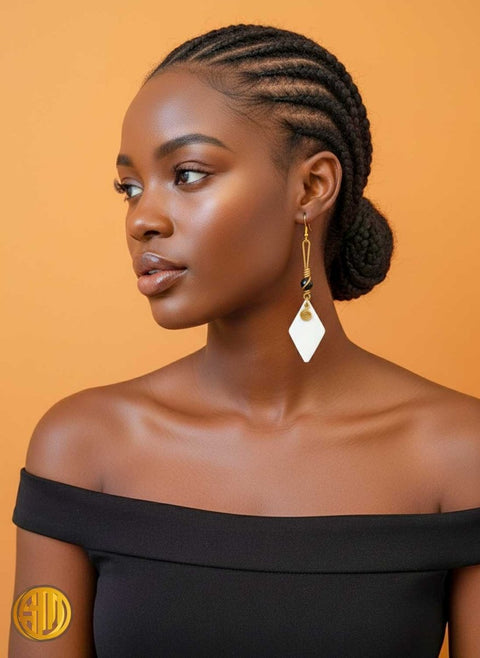 Boucles d’Oreilles Pendantes en Corne et Laiton du Kenya