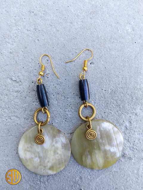 Boucles d’Oreilles Pendantes en Corne Marron et Perle – Artisanat du Kenya