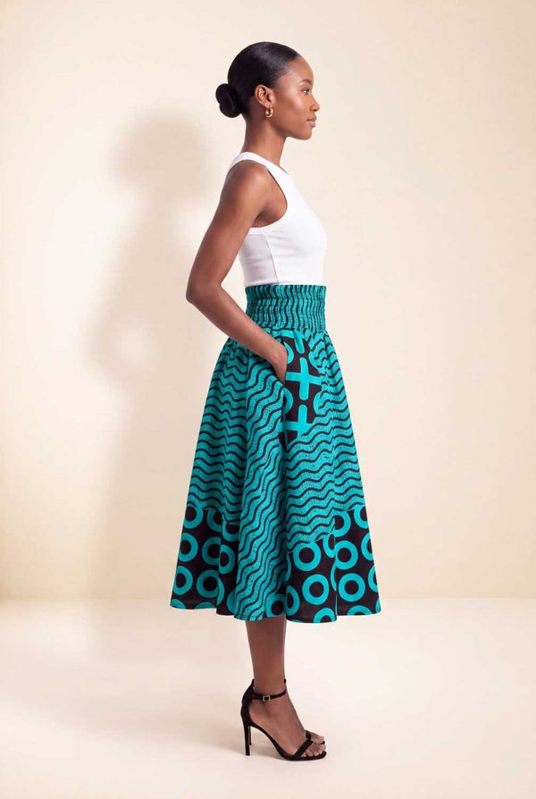 Jupe wax africaine Aminata motif vagues turquoise et noir taille haute smockée profil
