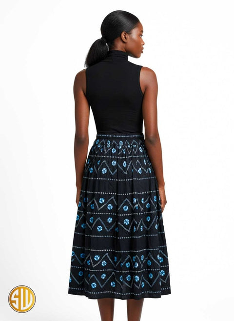 Jupe midi noire à motifs africains bleus – Élégance et modernité