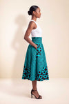 Jupe wax africaine Aminata motif vagues turquoise et noir taille haute smockée profil