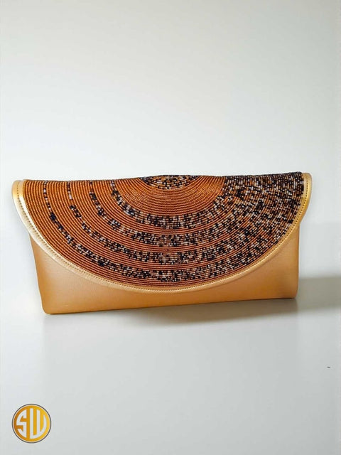 Pochette en perles dorées et cuir – Fait main au Kenya