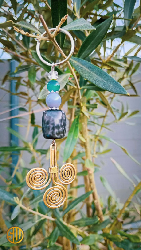 Porte - clé artisanal en perles et laiton – Pendentif spirales dorées