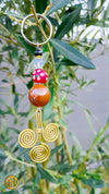 Porte - clé artisanal en perles et laiton – Pendentif spirales dorées