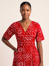 Robe Neema en wax rouge et blanc – détail du décolleté portefeuille