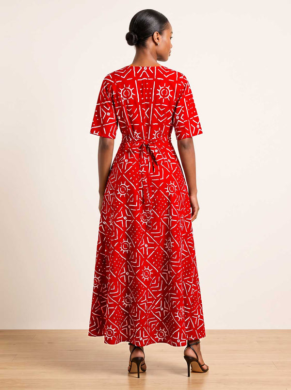 Robe Neema en wax rouge et blanc – vue portée