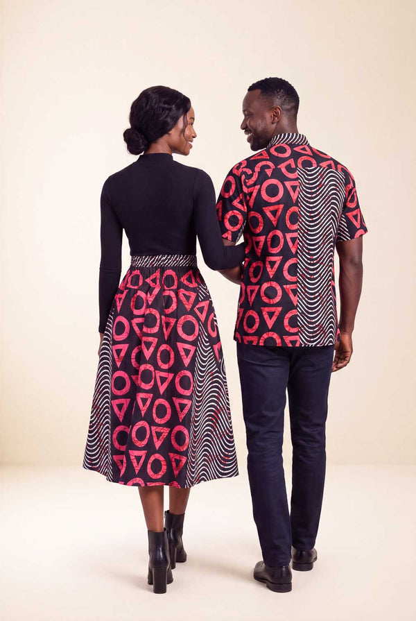 Ensemble couple wax assorti jupe africaine et chemise homme motifs géométriques rouge et noir dos