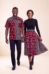 Ensemble couple wax assorti jupe africaine et chemise homme motifs géométriques rouge et noir mouvement